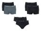 Drei Sets Herrenunterwäsche: zwei Boxershorts-Sets (schwarz und grau, und ganz schwarz) und ein schwarzes Slip-Set.