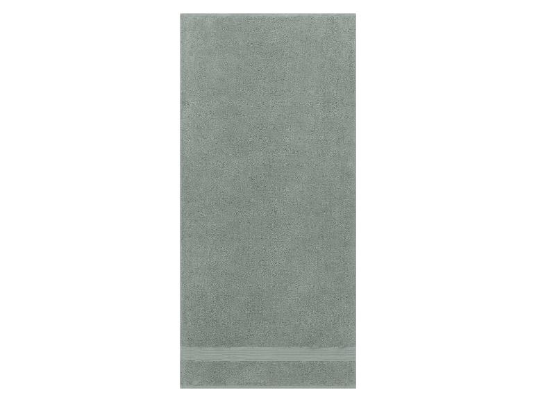 Einfarbige, graue Badehandtücher.