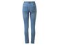 Eine blaue Skinny Jeans für Frauen.