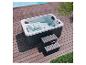 HOME DELUXE Outdoor-Whirlpool Horizon auf einer Holzterrasse mit Treppe.