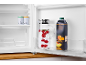 Offener Kühlschrank mit einer Kanne Himbeerwasser und Pfirsichsaft.