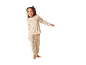 Lächelndes Mädchen in einem beigen Pyjama mit Bärenmuster.