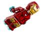 LEGO Iron Man Minifigur, rot und gold, mit blauen Triebwerken, fliegend.
