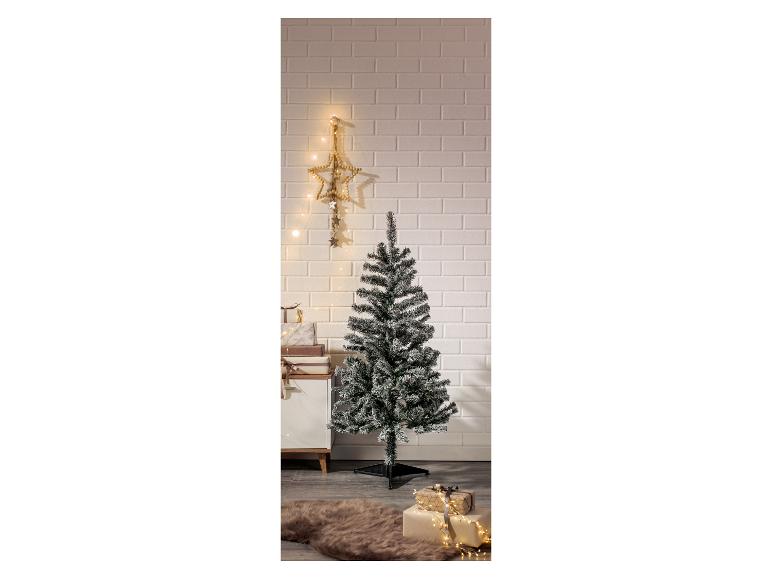 Kunstweihnachtsbaum, Geschenke und Weihnachtslichter.