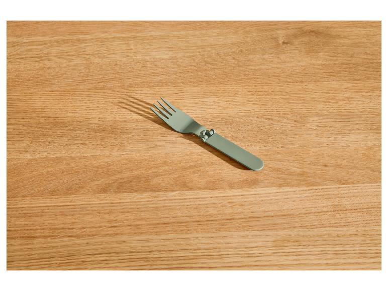 Grüne Klappgabel auf einem Holztisch