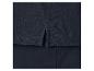 Detail eines marineblauen Poloshirts mit Seitenschlitzen.