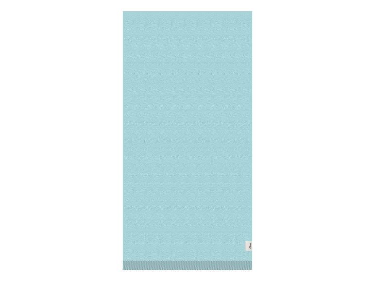 Hellblaues Handtuch mit strukturierter Oberfläche und kleinem s.Oliver-Etikett