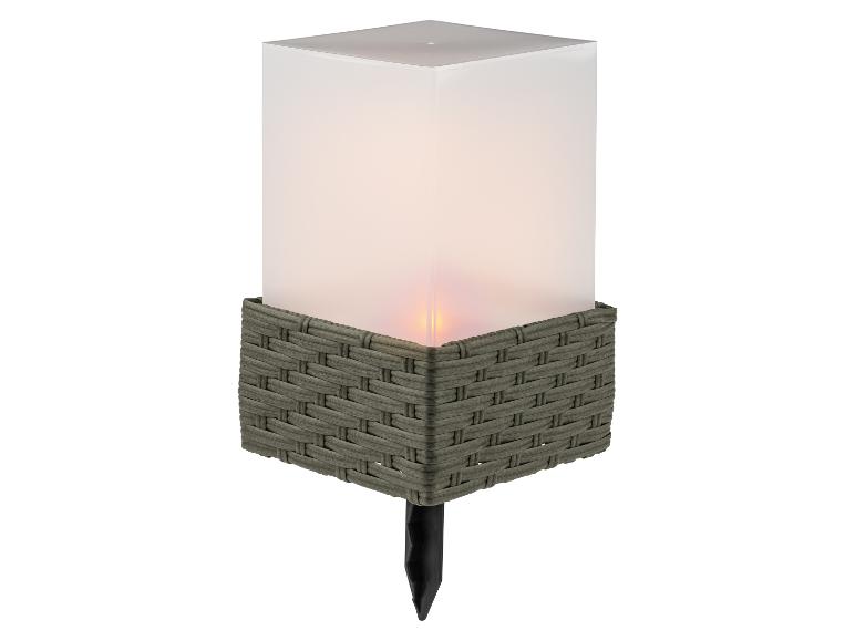 Solar-Gartenleuchte mit geflochtenem Design und Flammeneffekt.