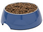 Eine blaue Futterschale für Hunde gefüllt mit Trockenfutter.