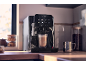 Vollautomatischer Kaffeevollautomat mit einer Tasse Latte auf einer Küchenarbeitsplatte.