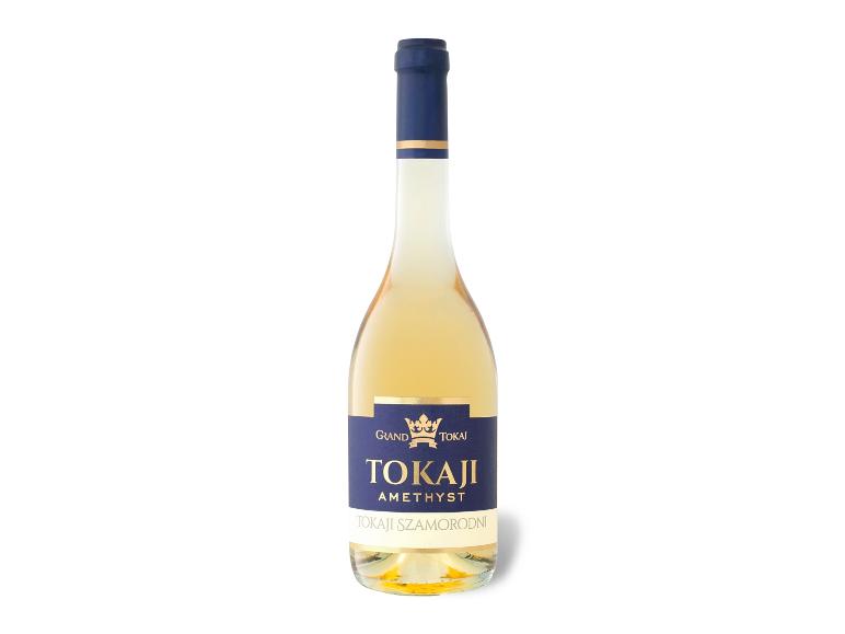 Eine Flasche Tokaji Amethyst Szamorodni Weißwein mit blau-goldenem Etikett.