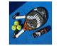 Padel-Schläger, Bälle und eine Dose Bälle auf einem blauen Padel-Platz.