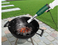 Elektrischer Grillanzünder entzündet Holzkohle in einem Holzkohlegrill.