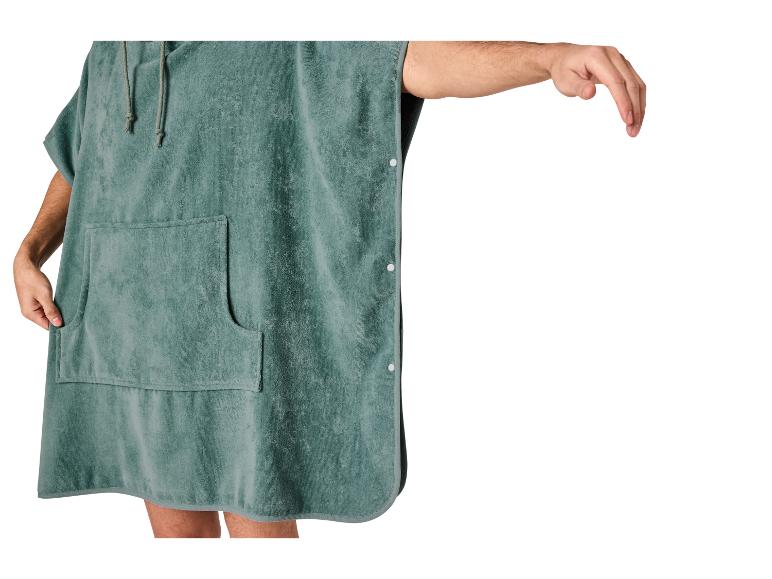 Grüner Handtuch-Poncho mit Kapuze und Tasche, mit ausgestrecktem Arm