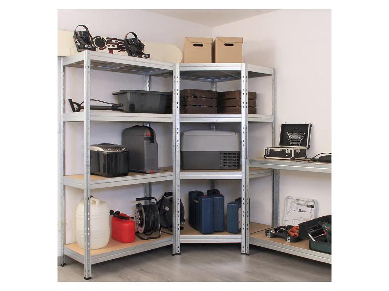 Fünfstufiges Eckregal aus Metall, gefüllt mit verschiedenen Haushaltsgegenständen und Werkzeugen.