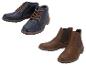 Zwei Paar Herren-Stiefeletten: dunkelblaue Schnürstiefel und braune Chelsea-Boots.