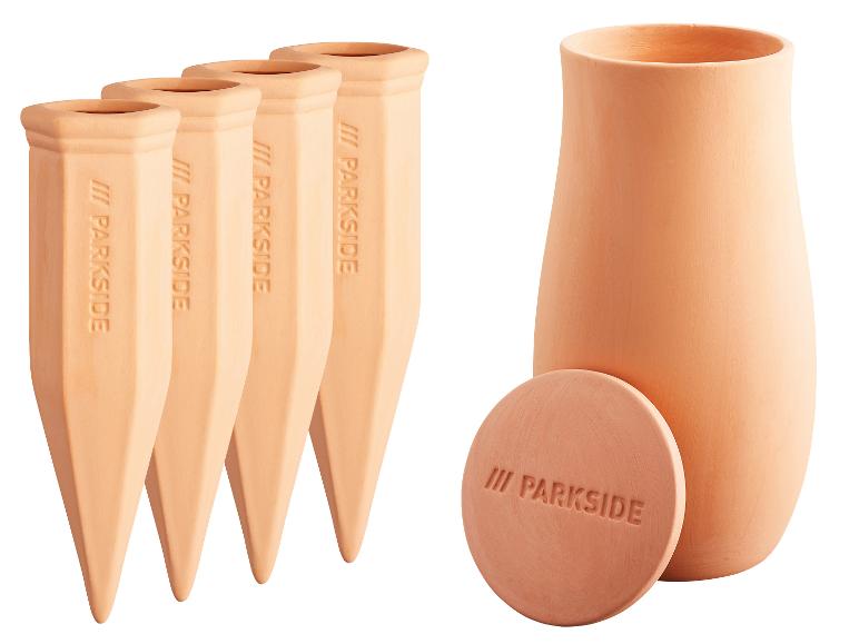 Terrakotta-Pflanzenbewässerungsset und ein Krug mit Deckel.