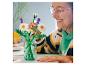 Eine Frau arrangiert ein Bouquet aus LEGO BOTANICALS Gänseblümchen in einer Vase.