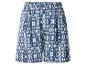 Weite Damenshorts mit blau-weißem Ikat-Muster.