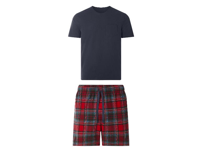 Dunkelblaues Kurzarm-T-Shirt und rote karierte Shorts.