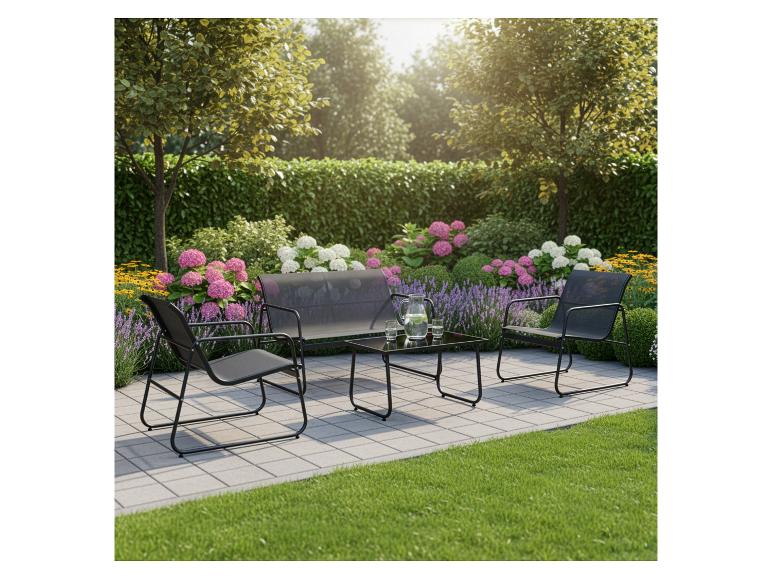 Gartenmöbel-Set mit zwei Stühlen, einer Bank und einem Tisch, umgeben von Blumen und Grün.