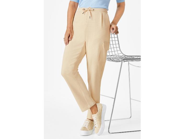 Beige Hose und gehäkelte Sneaker.