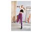 Frau in schwarzem Sport-BH und lila Leggings trainiert mit Hanteln