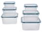 Set stapelbarer transparenter Lebensmittelbehälter mit blauen Deckeln und Clipverschlüssen.