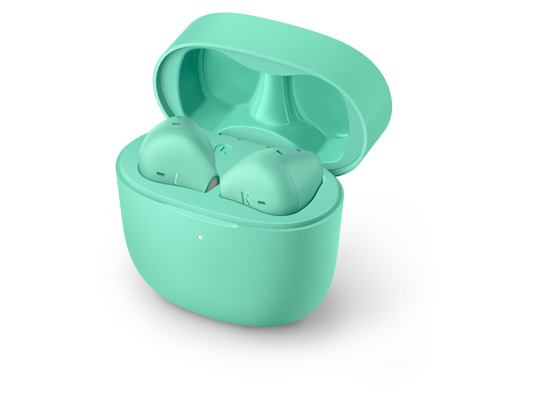 Mintgrüne kabellose Kopfhörer in ihrem Ladeetui.