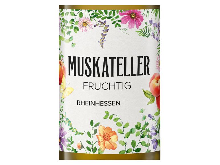 Muskateller Weinetikett mit Blumen und Früchten, mit dem Text „FRUCHTIG RHEINHESSEN“.