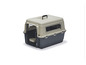 Eine beige und graue Plastik-Hundetransportbox mit Tragegriff.