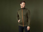 Mann in einem grünen Fleece-Pullover mit orangefarbenem Reißverschluss.