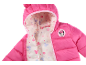 Rosa Kinderjacke mit Kapuze und gemustertem Futter mit Mausmotiven und Blumen.