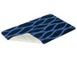 Eine blaue Badematte mit geometrischem Muster.