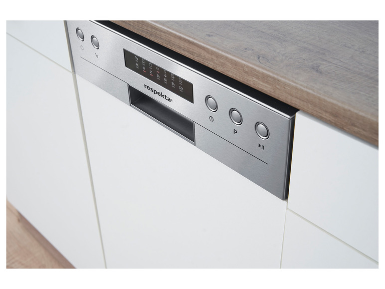Ein Respekta Geschirrspüler in einer weißen Küche.