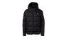 Schwarze Daunenjacke mit Kapuze und Reißverschluss, mit kleinem weißem Logo auf der Brust.