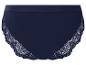 Dunkelblaue Damenslips mit Spitzendetails an den Seiten.