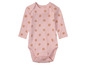 Ein rosa Baby-Body mit langen Ärmeln, bedruckt mit kleinen braunen Blumen.