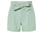 Hellgrüne Denim Shorts mit Gürtel.