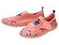 Rosa Kinder-Wasserschuhe mit Blumenmuster und Zeichentrickfiguren