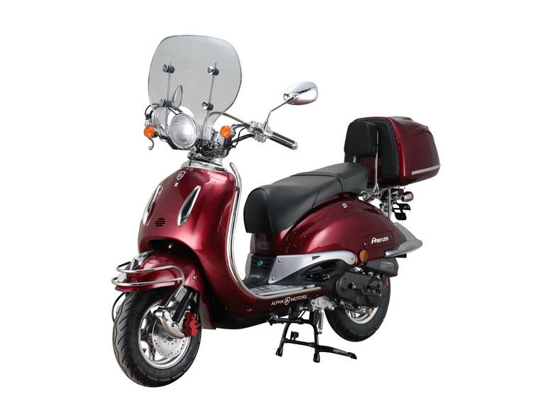 Ein roter Alpha Motors Frenze Scooter mit Windschutzscheibe