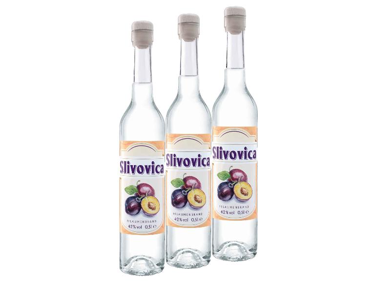 Drei Flaschen Pflaumenbrand (Slivovica) mit Pflaumenillustrationen, 42% vol, je 0,5l.