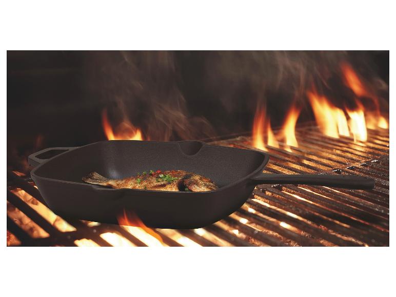 GSW Black Iron BBQ Grillpfanne mit Fisch auf einem Grillrost über Flammen