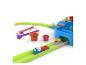 Strandspielzeug-Set mit Zug, Eimern, Schaufeln und einer Wasserbahn.