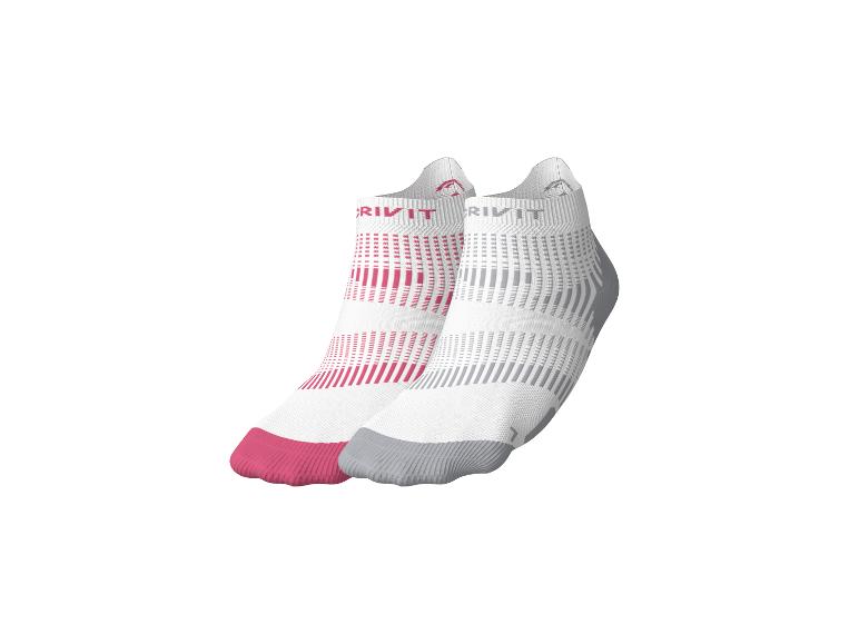 Zwei Crivit Sportsocken, eine pinke und eine graue, mit weißen Akzenten und Streifenmustern.