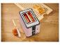 Rosa Toaster mit Toast und Marmelade auf einem Holzbrett.