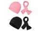 Zwei Sets aus Fleece-Mützen und Schals, eines in Pink und eines in Schwarz, mit dezentem Branding.