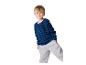 Junge in blauem Ringelpullover und grauer Jogginghose.