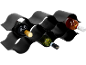 Schwarzes wellenförmiges Weinregal mit drei Weinflaschen in verschiedenen Farben.