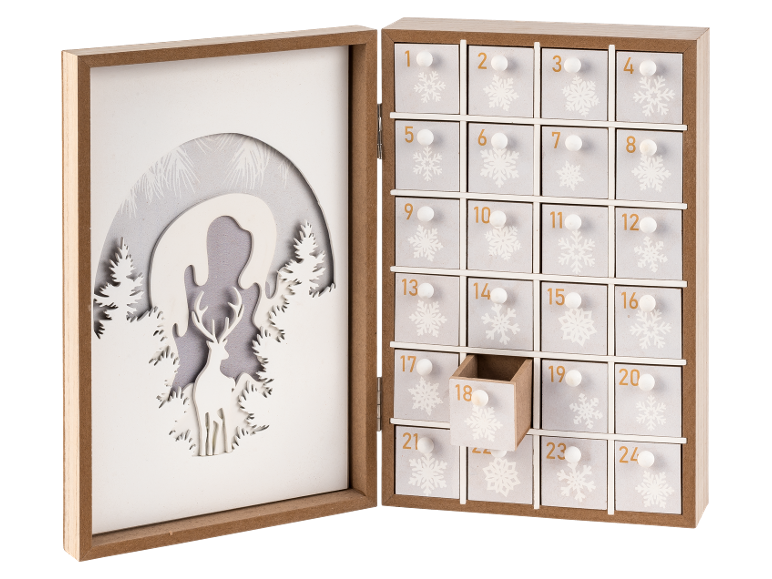 Adventskalender aus Holz mit 24 Schubladen und winterlichem Hirschdekor.